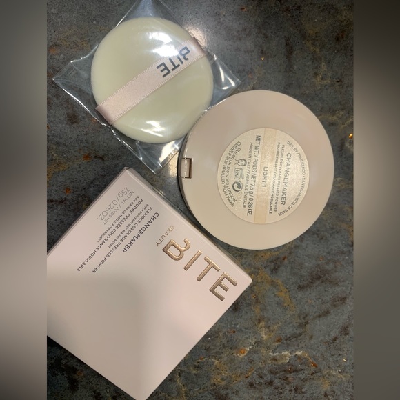 Bite Beauty Changemaker Flexible Coverage Pressed Powder Light 1 - Picture 4 of 5